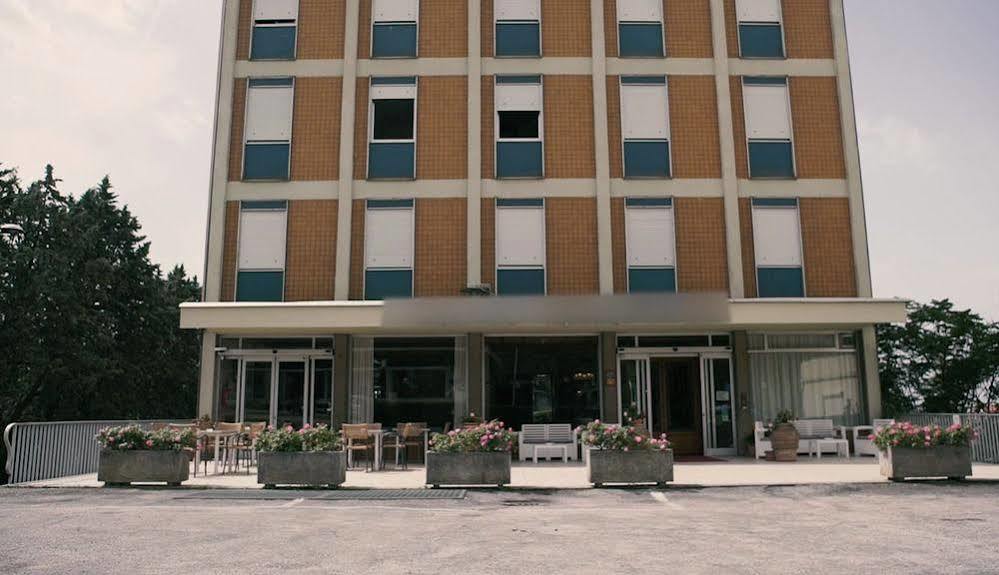 Grifone Hotel بيرودجا المظهر الخارجي الصورة