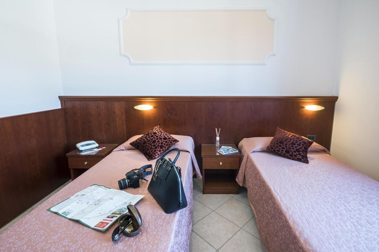 Grifone Hotel بيرودجا المظهر الخارجي الصورة